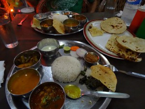 Nepalisches Essen, Dal Bath: Linsensuppe, Reis, Curry, Gemüse, Saucen und davon soviel man mag