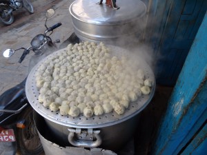 Momos, eine Spezialität die man in ganz Nepal kriegt, gefüllter Teig mit Gemüse oder Fleisch