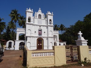 Kirche in Anjuna im portugiesischen Stil weil Goa früher eine portugiesische Kolonie war.