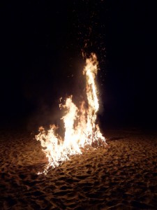 Sogar ein Geburi-Feuer gibts - wobei diese Palmwedel nur etwa für  30 Sekunden brennen :-)
