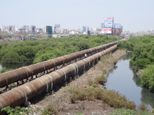 Eine riesen Wasserpipeline versorgt Mumbais Einwohner.