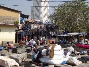 Beim Dobyghat: Die Männer waschen tausende von Kleidungsstücken, die an die Sonne zum Trocknen gehängt werden.